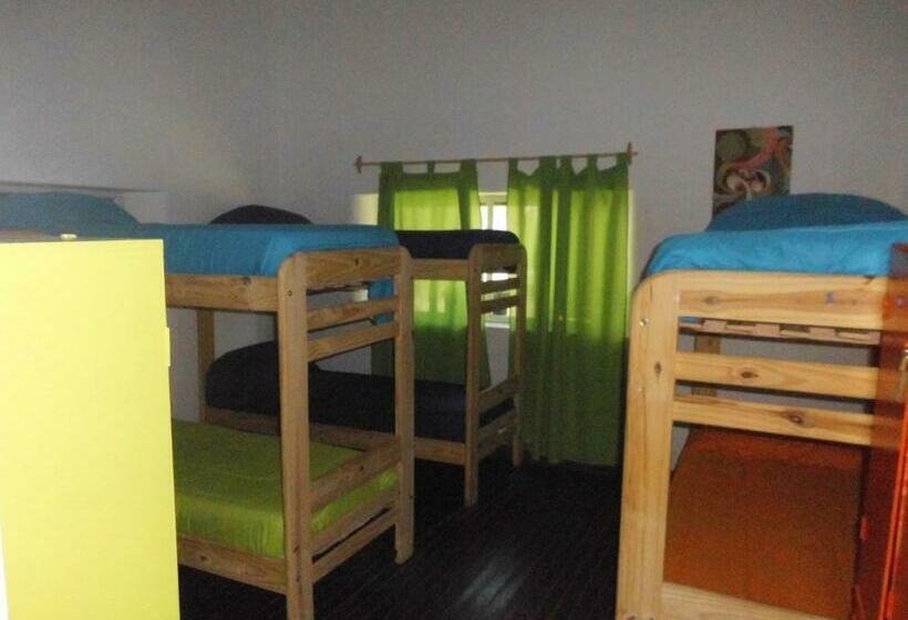 חדר סטנדרטי לארבעה עם חדר אמבטיה משותף, Shanti Hostel