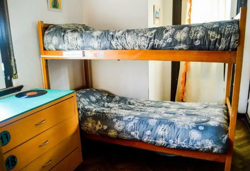 Vuode Makuusalissa, Zeppelin Art Hostel