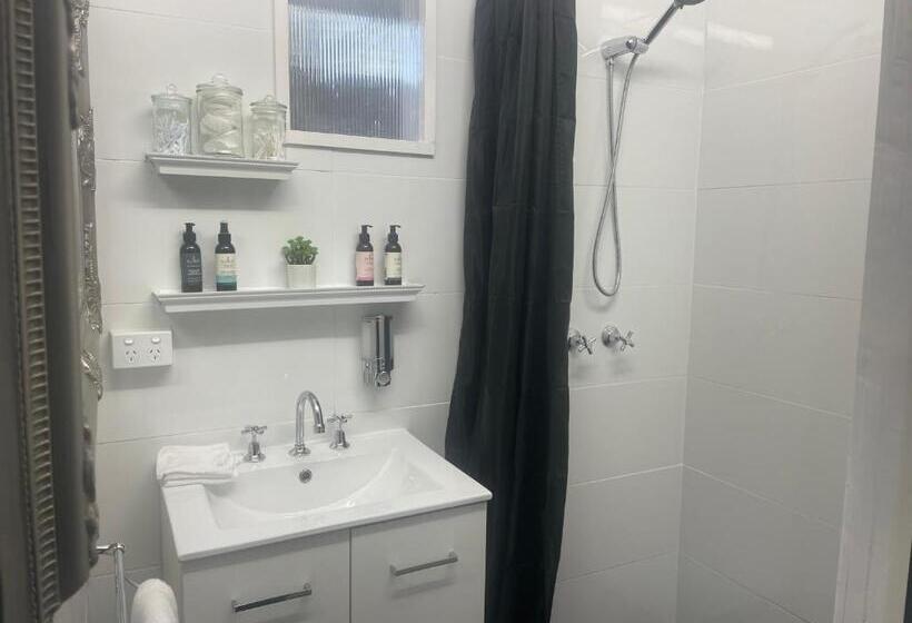 اتاق خانوادگی با چشمانداز باغ, Cypress Bnb