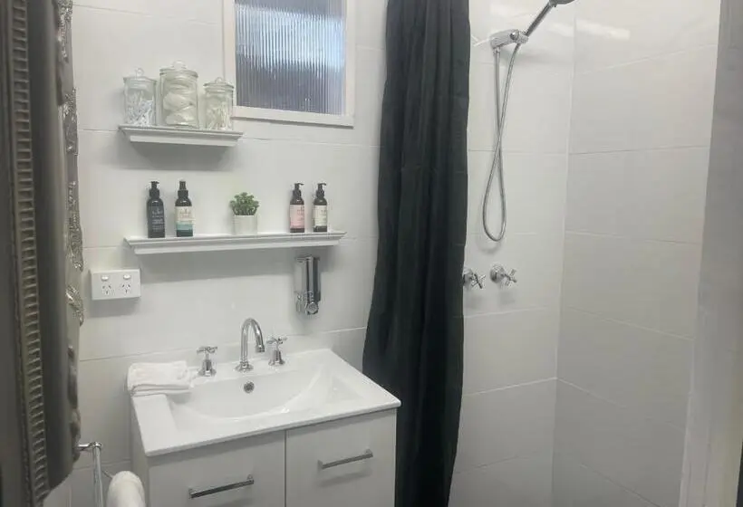 Perhehuone Puutarhanäkymä, Cypress Bnb