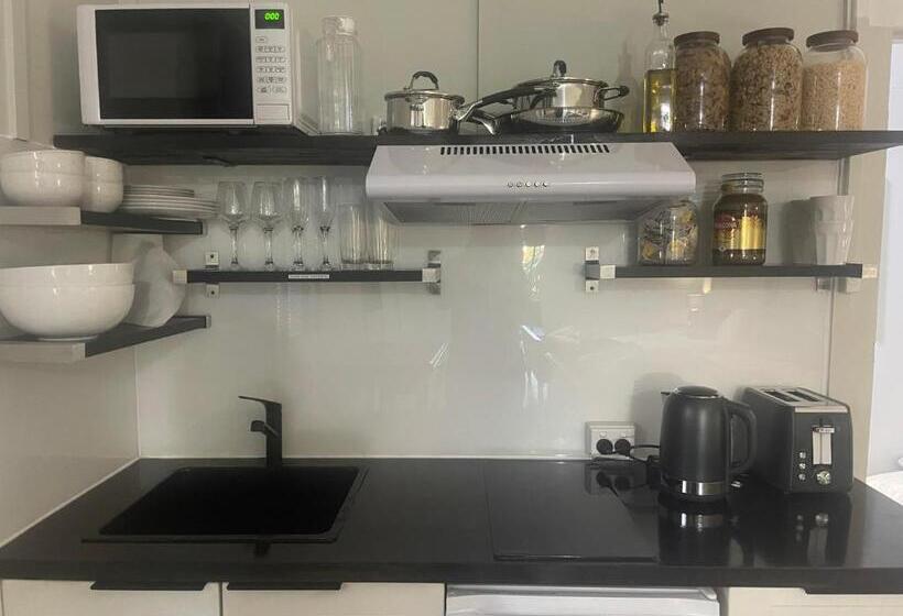 اتاق خانوادگی با چشمانداز باغ, Cypress Bnb