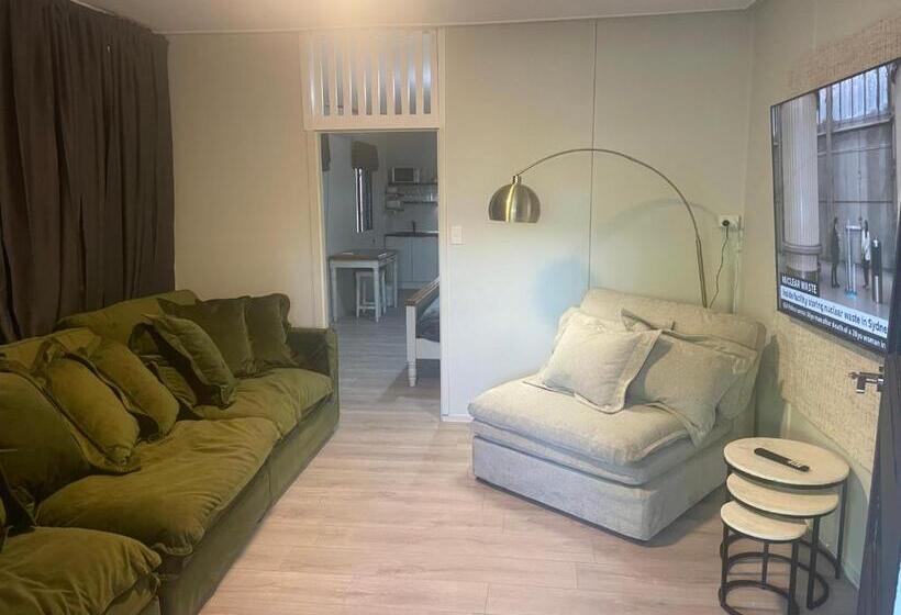 اتاق خانوادگی با چشمانداز باغ, Cypress Bnb