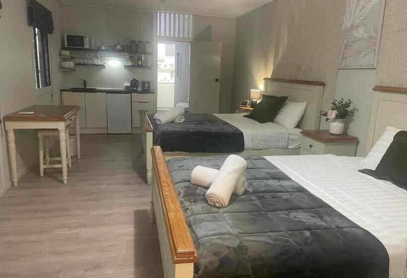 اتاق خانوادگی با چشمانداز باغ, Cypress Bnb