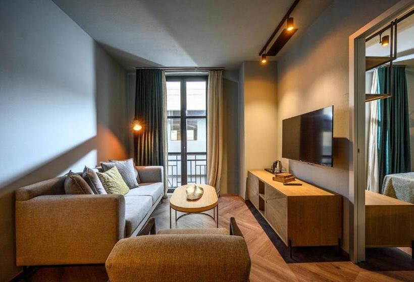 Полулюкс, Pagopoieion Suites