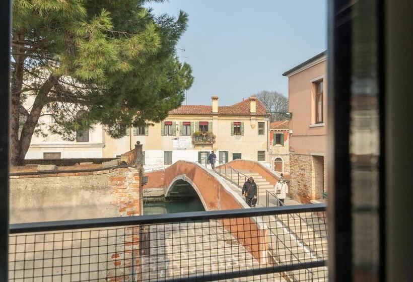 2 Bedroom Apartment with Views, Ca Degli Antichi Giardini Apartments