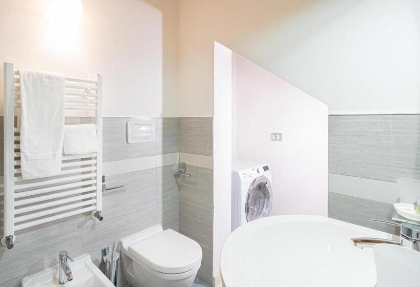 2 Bedroom Apartment with Views, Ca Degli Antichi Giardini Apartments