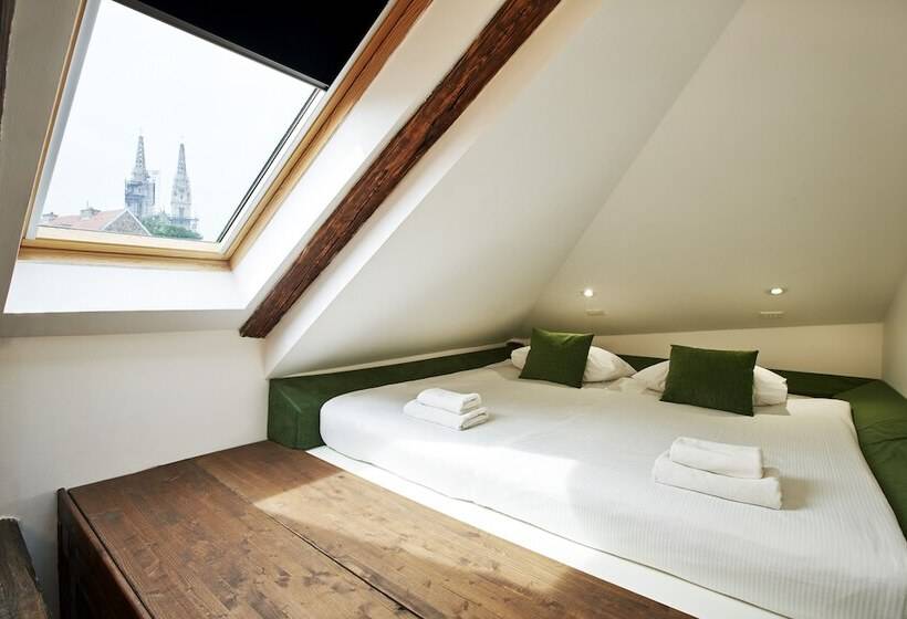 غرفة سوبيريور ثلاثية, Art Hotel Like