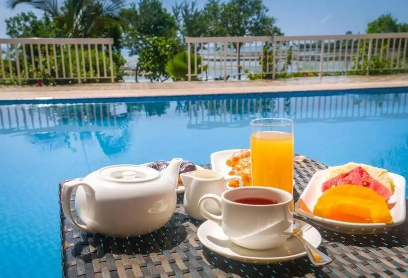 اتاق لوکس با چشم‌انداز استخر, Azao Resort & Spa