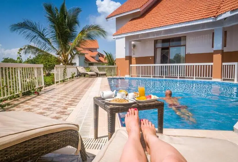 اتاق لوکس با چشم‌انداز استخر, Azao Resort & Spa