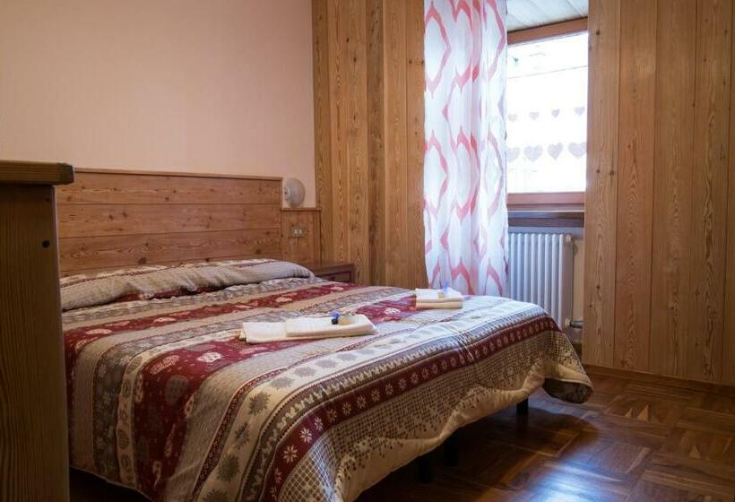 Quarto Estandar Vista Montanha, Le Vieux Noyer   Appartamenti Al Verde Villaggio Di Rumiod