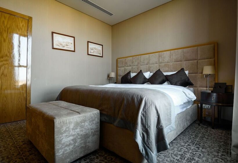 سوئیت پرزیدنت, Cosmonaut