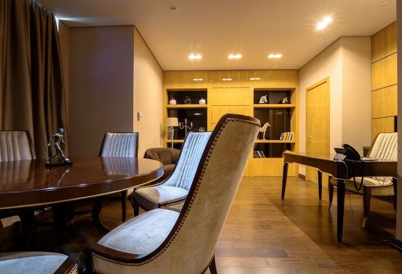 سوئیت پرزیدنت, Cosmonaut