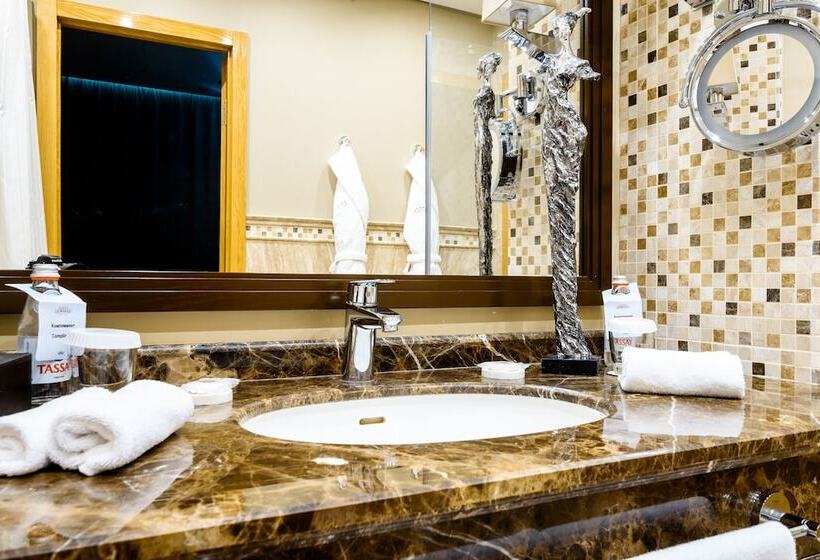 سوئیت پرزیدنت, Cosmonaut