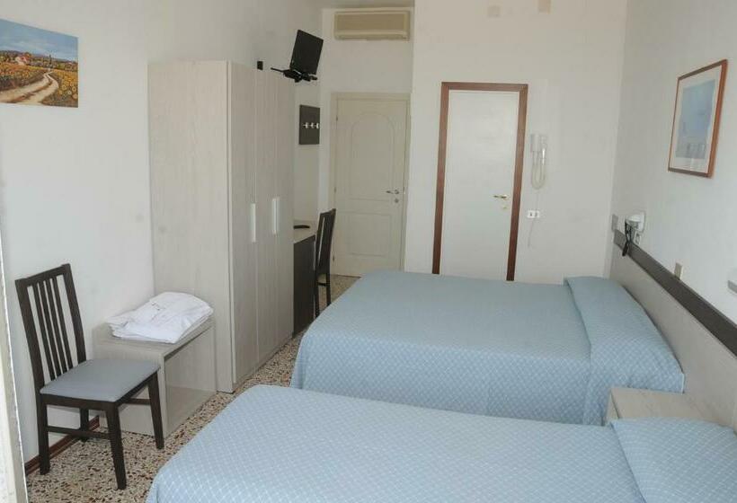 اتاق خانوادگی با چشمانداز دریا, Europa