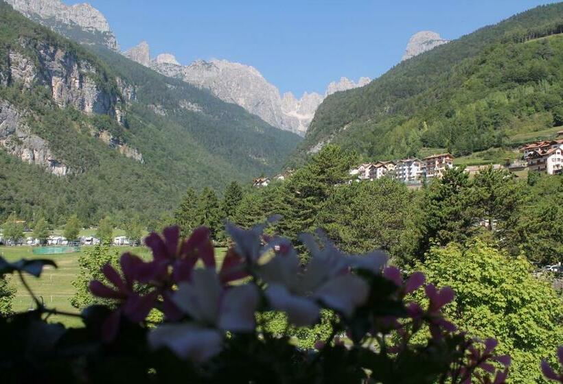 חדר לארבעה סטנדרטי עם מרפסת, Garnì Lago Alpino