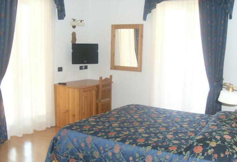 חדר סטנדרט לשלושה עם מרפסת, Garnì Lago Alpino