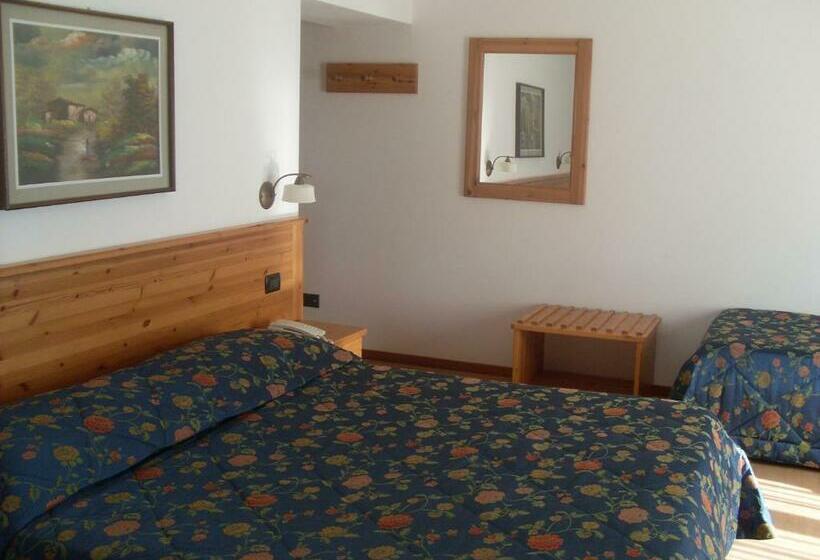 غرفة قياسية ثلاثية مزودة بشرفة, Garnì Lago Alpino