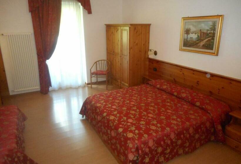 غرفة قياسية رباعية مزودة بشُرفة, Garnì Lago Alpino