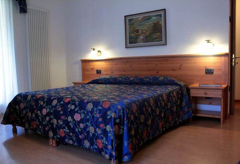 غرفة قياسية ثلاثية مزودة بشرفة, Garnì Lago Alpino