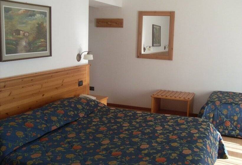 חדר סטנדרט לשלושה עם מרפסת, Garnì Lago Alpino