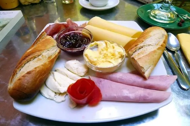 اتاق استاندارد سه نفره, Hamoudah