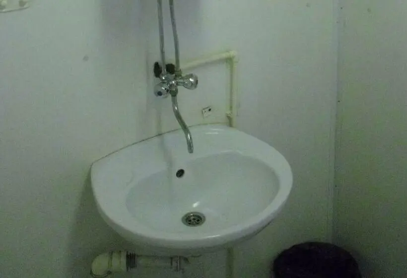 Standard Yhden Hengen Huone Jaettu Kylpyhuone, Hostel Metro