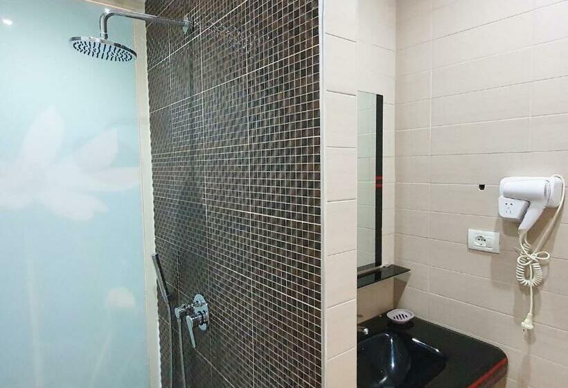 חדר דלוקס לשלושה, Kamomil