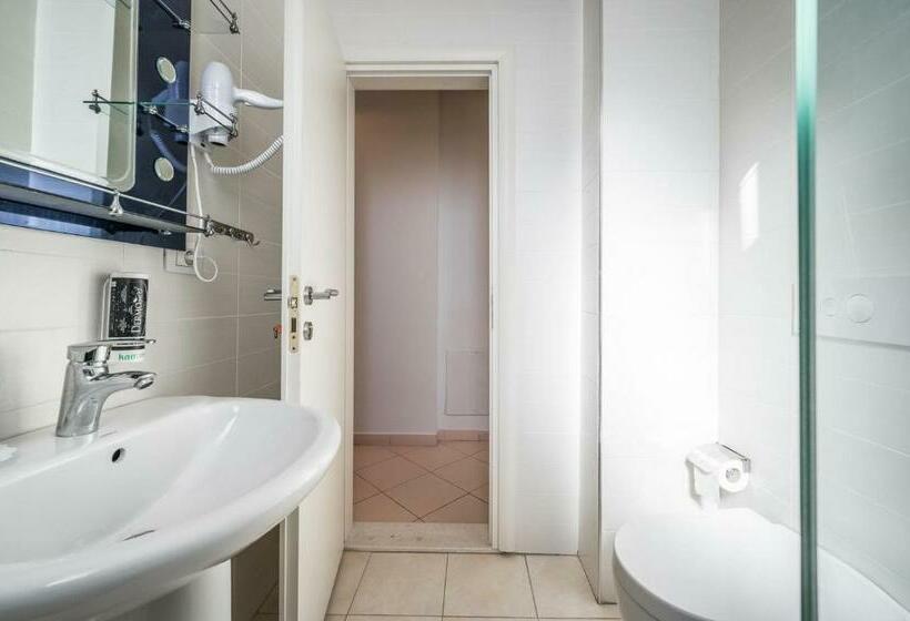 חדר דלוקס לשלושה, Kamomil