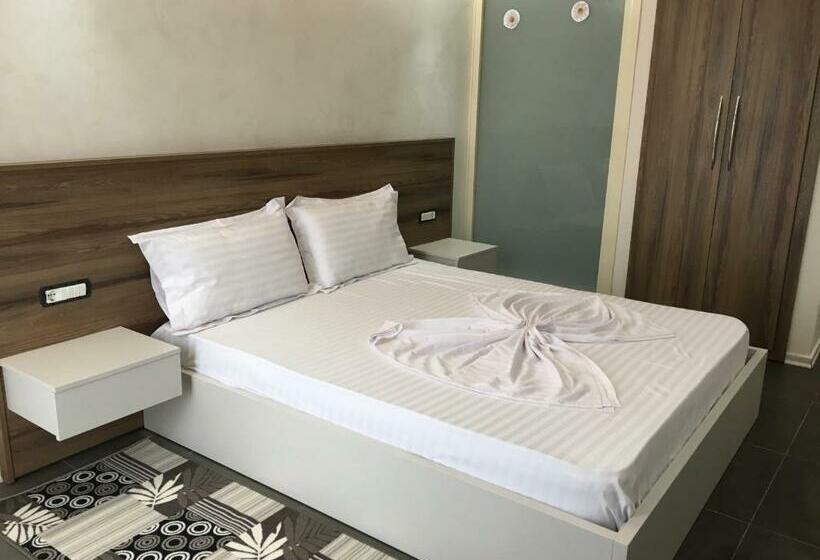 חדר דלוקס לשלושה, Kamomil