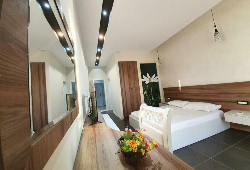 חדר דלוקס לשלושה, Kamomil