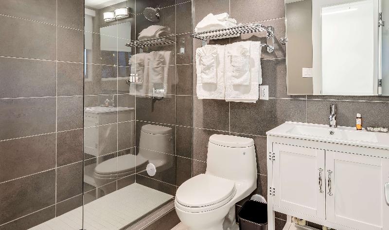 بنجلو قياسى, Plunge Beach Resort