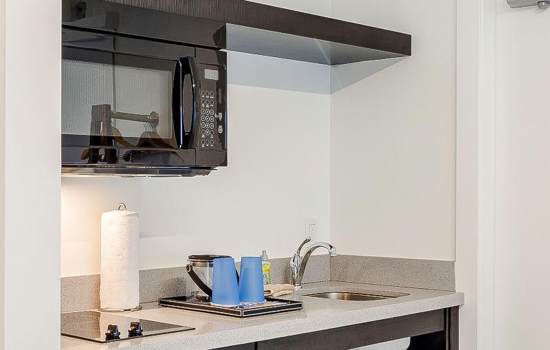 بنجلو قياسى, Plunge Beach Resort