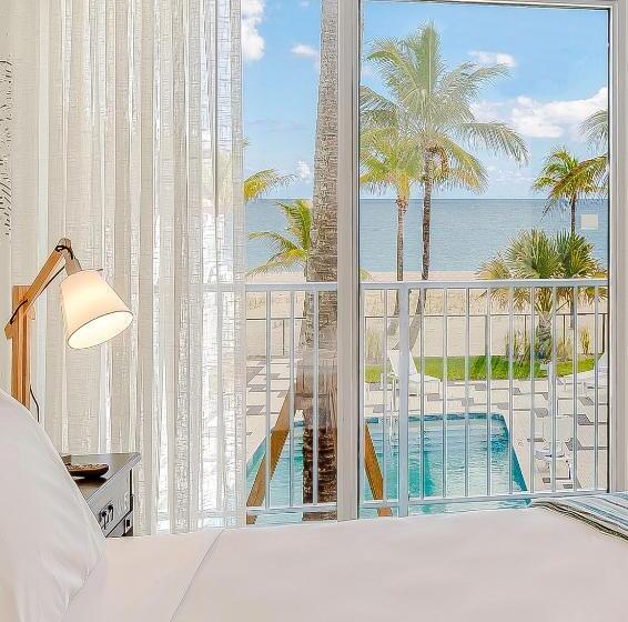 جناح جونيور مطلّ علي البحر, Plunge Beach Resort