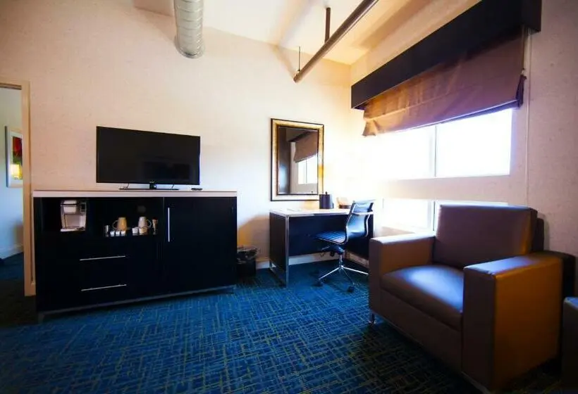 スイート, Warehouse Hotel At The Nook