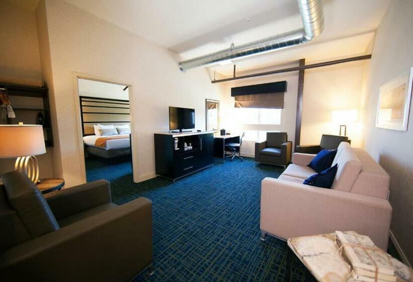 سوییت, Warehouse Hotel At The Nook