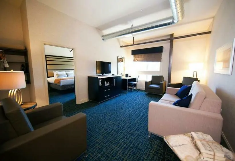 スイート, Warehouse Hotel At The Nook