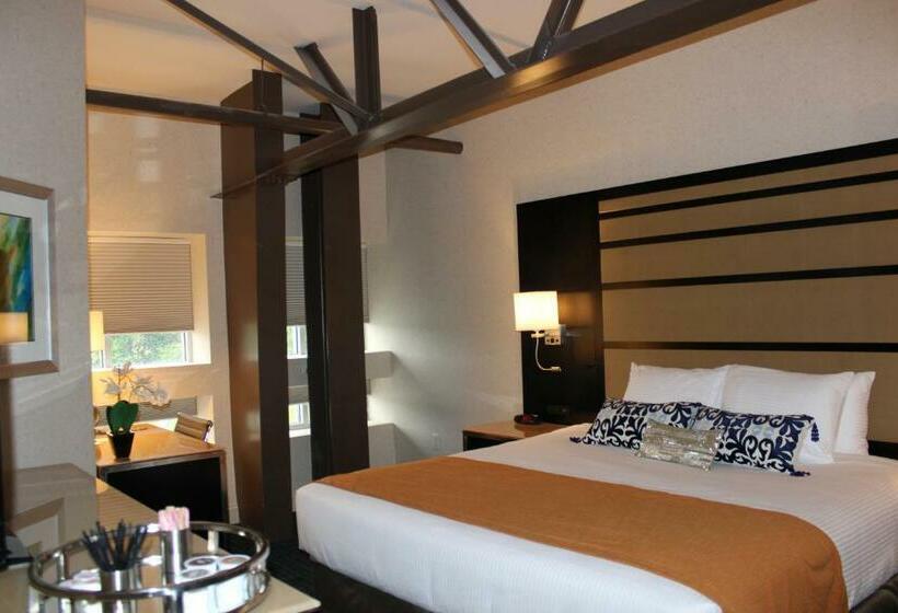 سوییت لوکس, Warehouse Hotel At The Nook