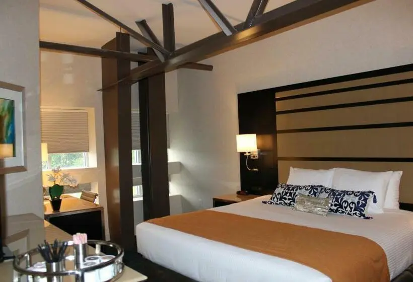 デラックススイート, Warehouse Hotel At The Nook