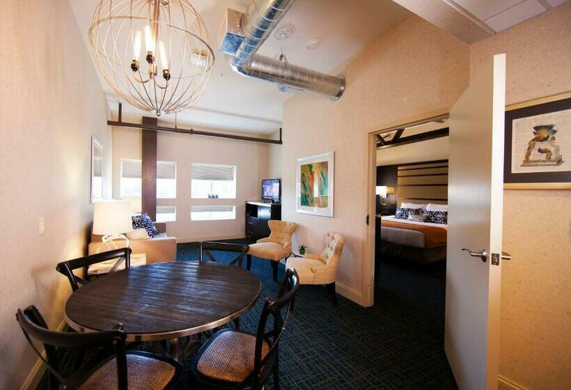 سوییت لوکس, Warehouse Hotel At The Nook