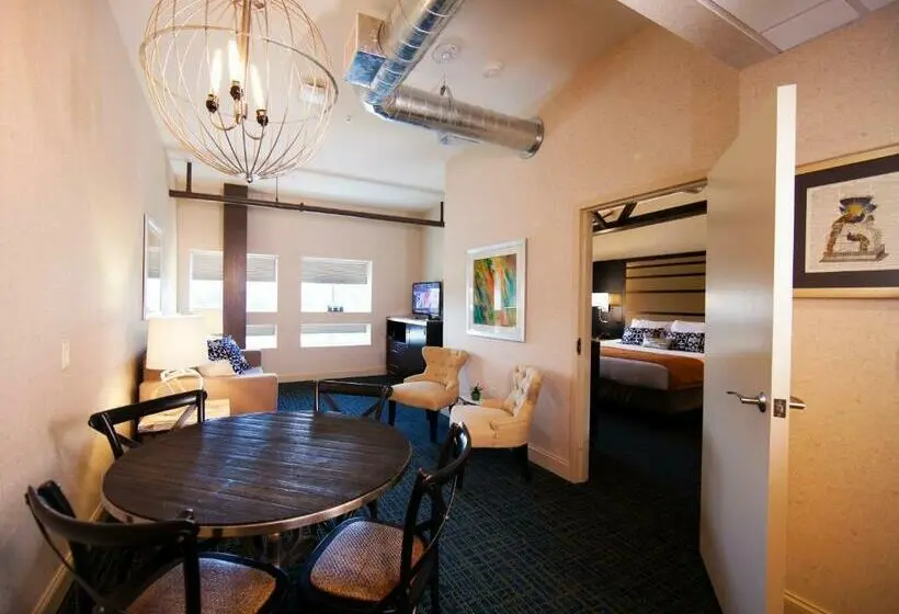 デラックススイート, Warehouse Hotel At The Nook