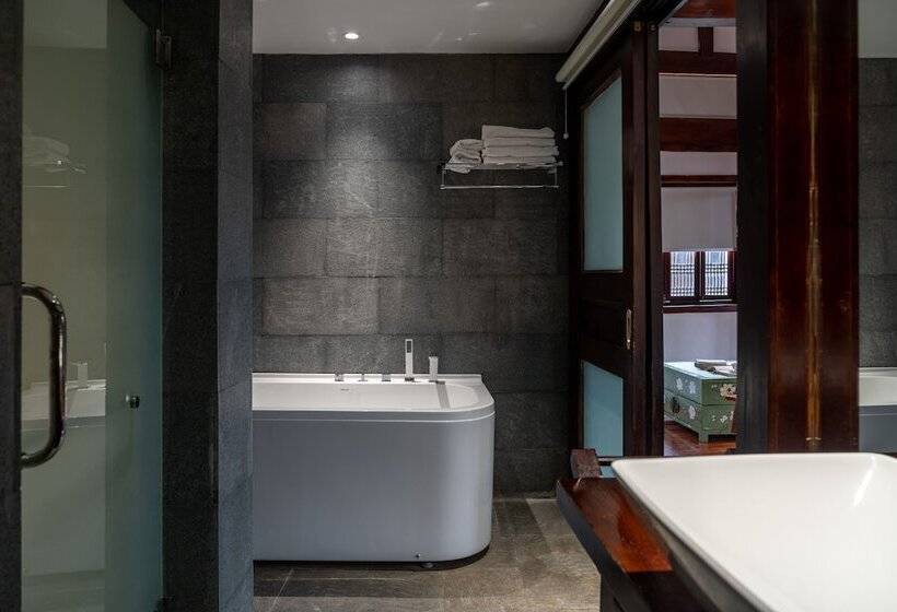 اتاق خانوادگی با چشمانداز باغ, Jun Bo Xuan Boutique