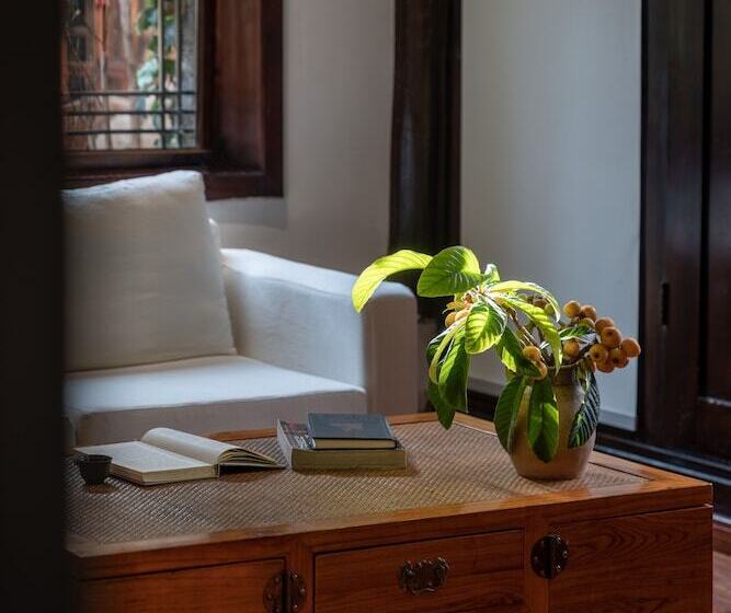 اتاق خانوادگی با چشمانداز باغ, Jun Bo Xuan Boutique