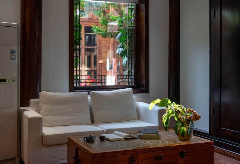 اتاق خانوادگی با چشمانداز باغ, Jun Bo Xuan Boutique