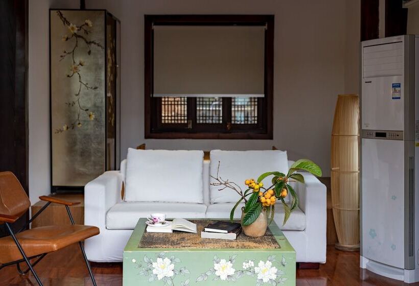 اتاق خانوادگی با چشمانداز باغ, Jun Bo Xuan Boutique