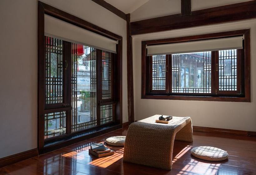 سوییت خانوادگی, Jun Bo Xuan Boutique