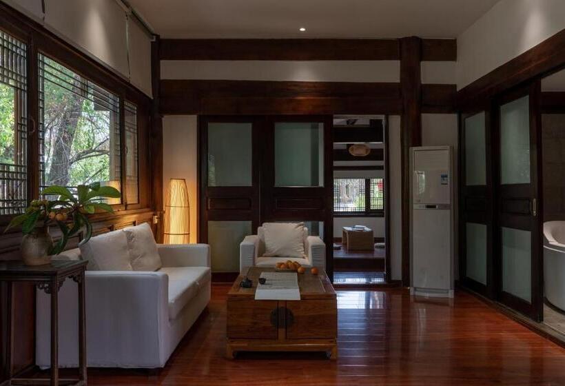 سوییت خانوادگی, Jun Bo Xuan Boutique