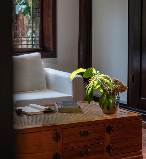 اتاق خانوادگی با چشمانداز باغ, Jun Bo Xuan Boutique