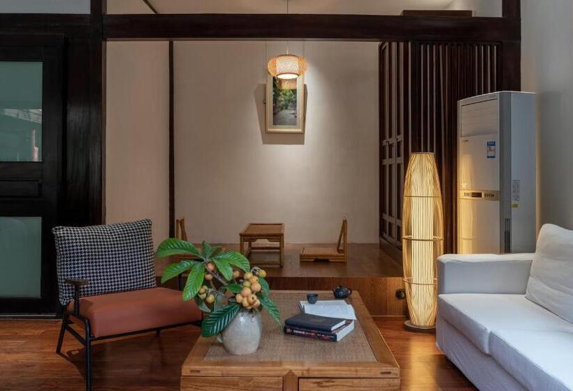 اتاق خانوادگی با چشمانداز باغ, Jun Bo Xuan Boutique