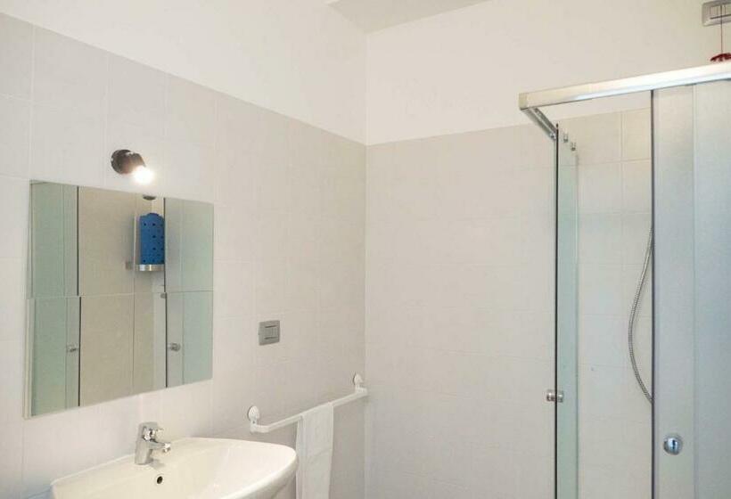 Семейный Номер, Lake Como Beach Hostel