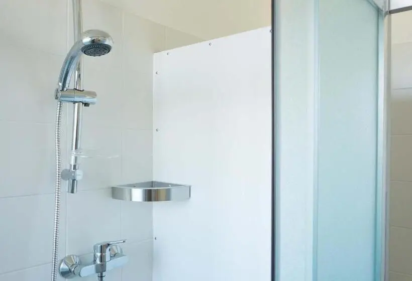 スタンダード4人部屋, Lake Como Beach Hostel